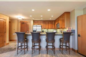 Η κουζίνα ή μικρή κουζίνα στο Catamount Lodge 101 by East West Hospitality