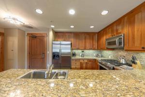 Η κουζίνα ή μικρή κουζίνα στο Catamount Lodge 101 by East West Hospitality +19 φωτογραφίες