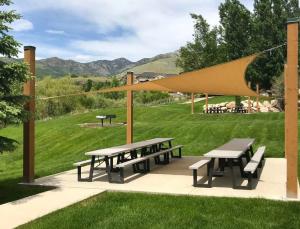 einem Picknickbereich mit Picknicktischen und einem Zelt in der Unterkunft Adventure & Relaxation Awaits Near Powder Mountain Eden Utah All Season Retreat Golf and Ski Resort in Eden + 13 Fotos