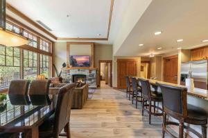 Μια τηλεόραση ή/και κέντρο ψυχαγωγίας στο Catamount Lodge 101 by East West Hospitality