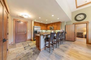 Η κουζίνα ή μικρή κουζίνα στο Catamount Lodge 101 by East West Hospitality