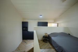 ein kleines Schlafzimmer mit einem Bett und blauen Schränken in der Unterkunft Aki Banda Suites in Willemstad