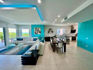 Χώρος καθιστικού στο PANORAMIC VIEWS Stylish Modern Penthouse