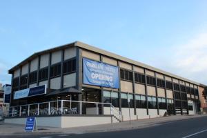 a building with a sign that reads waiting world opening at Parklane Motel Murray Bridge in Murray Bridge