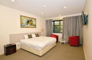 a hotel room with a bed and a window at Parklane Motel Murray Bridge in Murray Bridge