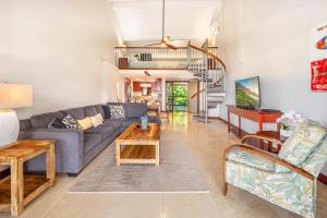 un soggiorno con un divano e un tavolo di Hanalei Bay Resort 7307/08 a Princeville