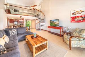 un soggiorno con un divano e un tavolo di Hanalei Bay Resort 7307/08 a Princeville