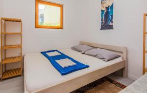 Ένα ή περισσότερα κρεβάτια σε δωμάτιο στο 1 Bedroom Nice Apartment In Nin
