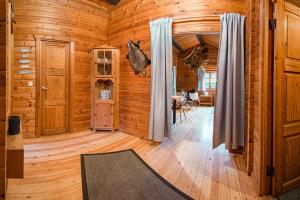 a living room with wooden walls and a wooden floor at Bergcottage in Neerdar