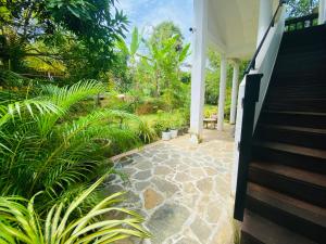 un portico di una casa con piante e una scala di Lake View Villa - Tangalle a Tangalle