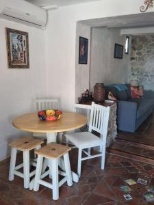 a table and chairs in a living room with a couch at Casa David in Frigiliana