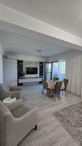 ein Wohnzimmer mit Sofa und Tisch in der Unterkunft Coquette Appart in Eforie