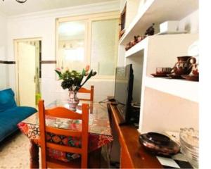 Una cocina con una mesa y un comedor. en Punta Umbria beach house, en Punta Umbría