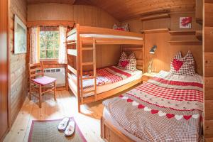 Giường trong phòng chung tại Schwedenhaus Kaminzauber