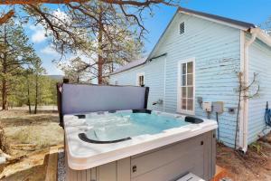 Φωτογραφία από το άλμπουμ του Timeless Pineview Cottage Hot Tub & Pet Friendly σε Pine