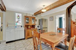 Η κουζίνα ή μικρή κουζίνα στο Timeless Pineview Cottage Hot Tub & Pet Friendly