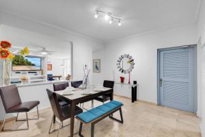 サンファンにあるCondado Villa 4Bd 3Ba Spa-Generator-Parkingのダイニングルーム(テーブル、椅子付)、キッチン