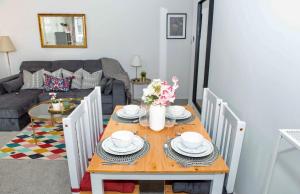 Гостиная зона в Large 1 Bed Apartment In Southsea Portsmouth - Sleeps 4 & Free Parking