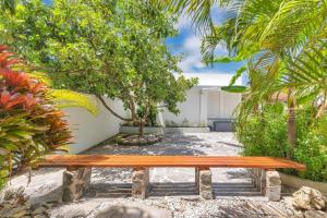 サンファンにあるCondado Villa 4Bd 3Ba Spa-Generator-Parkingの木製のベンチ