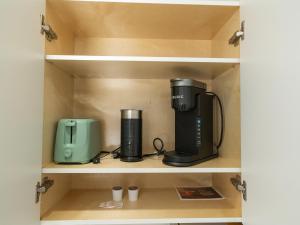 Příslušenství pro přípravu čaje a kávy v ubytování Quiet, cozy 2BR1BA private entry near Skytrain