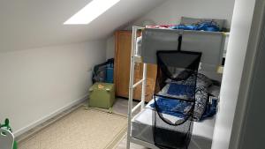 a room with a bunk bed in a room at Ferienwohnung Rosenholz in Butjadingen
