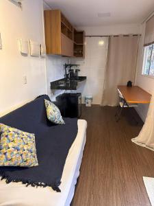 Piccola camera con letto e cucina. di Flat dos Solteiros na Villela Stay Lago Sul DF a Brasilia Altre 13 foto
