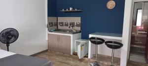 a bathroom with a sink and a blue wall at Hermoso aparta estudio in Estación El Salto