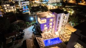 Bazén v ubytování Hotel EN AD nebo v jeho okolí