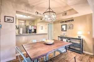 Un comedor con mesa y sillas de madera. en St Augustine Beach Condo with Patio and Pool Access!, en Butler Beach