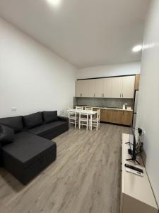 Μια τηλεόραση ή/και κέντρο ψυχαγωγίας στο Amar's Apartment - 6 Guests, 2 Rooms, Durres Beach