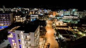 Nespecifikovaný výhled na destinaci Ksamil nebo výhled na město při pohledu z hotelu