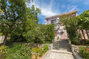 Vonkajšia záhrada v ubytovaní Apartment in Crikvenica 5611