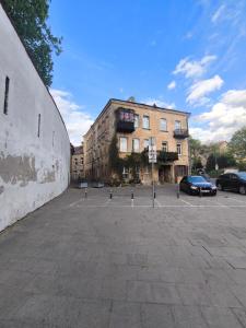 ヴィリニュスにあるBest location Old Town Choiseの建物の前の空の駐車場