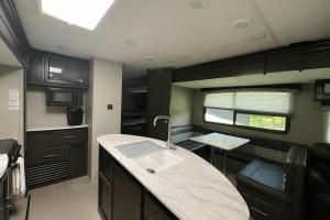 Köök või kööginurk majutusasutuses The Kodiak-Walk to Oaklawn & Bathhouses Downtown Hot Springs