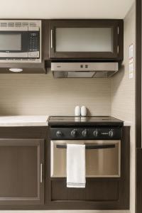 Köök või kööginurk majutusasutuses The Kodiak-Walk to Oaklawn & Bathhouses Downtown Hot Springs +40 fotot