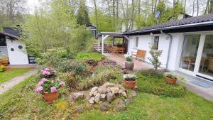 a house with a garden with flowers in the yard at Ruhiges Ferienhaus in sonniger Lage in Lissendorf