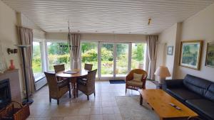 a living room with a table and a couch at Ruhiges Ferienhaus in sonniger Lage in Lissendorf