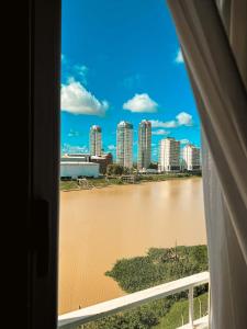 Vista de un río que corre cerca del hotel