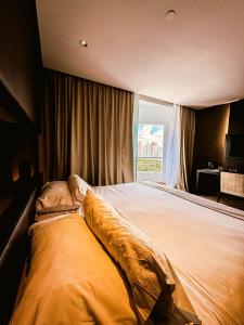 Una cama o camas en una habitación de Los Silos Hotel