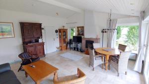 a living room with a table and a dining room at Ruhiges Ferienhaus in sonniger Lage in Lissendorf