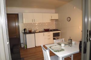 Кухня или мини-кухня в Wallaby Ridge Retreat
