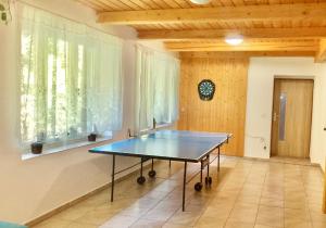 Stolní tenis v ubytování Celá Horská Chata Maty - až 25 lůžek nebo okolí
