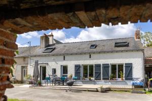 a view of a house with a patio at Chambres d'hôtes, table d'hôtes des Reinières proche La Loire à Vélo, 3 chambres 7 couchages in Le Fossé-Neuf