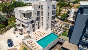 Bazén v ubytování Hotel EN AD nebo v jeho okolí