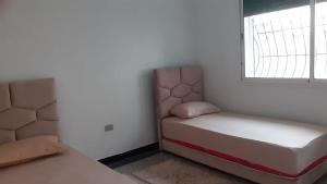 a small room with a bed and a window at Le Grand Refuge des Lilas in Casablanca