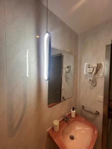 un baño con lavabo y espejo en AL Bela Vista, en Paredes de Coura