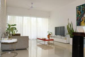 a living room with a tv and a couch at Oasis del Sol in Playa del Carmen