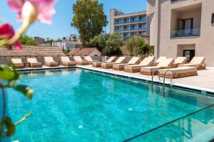Bazén v ubytování Hotel EN AD nebo v jeho okolí