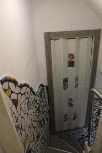 Gambar di galeri bagi 3-Story Gaudi Building with Montserrat Stone di Monistrol +62 gambar