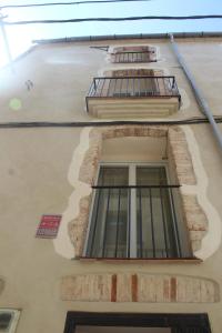 Gambar di galeri bagi 3-Story Gaudi Building with Montserrat Stone di Monistrol